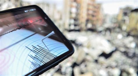5.3'lük ilk depremden 37 dakika sonra aynı bölge bu kez 5'le sallandı. Hırvatistan'da 6.0 büyüklüğünde deprem