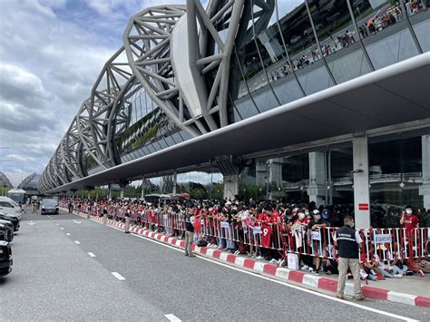 Simon Peach On Twitter Hundreds Of Lfc Fans Are At Suvarnabhumi Airport To Catch A Glimpse Of
