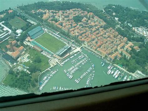 Het gehele stadion is gebouwd uit cement, inclusief een toren van 70 meter. Stadio Pierluigi Penzo, casa del Foot Ball Club Unione ...