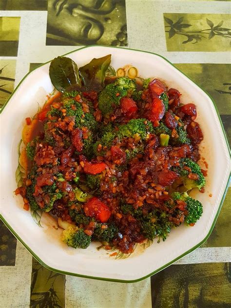 Debes dejar cocinar la salsa durante 15 minutos a fuego medio, verás que se irá tornando oscura por la salsa soya. Brócoli en salsa de soja dulce - - Receta - Canal Cocina