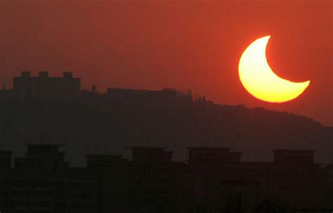 Apa yang dimaksud dengan gerhana matahari? Solat Sunat Gerhana Matahari