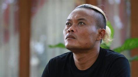 Meski hanya perayaan sederhana di rumah, dengan kue ulang tahun dan lilin. Ciri-ciri Istri Artis yang Menghina Dede Sunandar, Sule ...