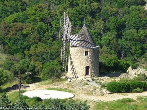 Grimaud, un village médiéval au bord de la mer, avec à ses pieds, une cité lacustre moderne. Grimaud, village médiéval du Var surplombant le golfe de ...