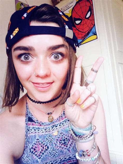 Hat And Jewelry And Make Up Love The Look Maisie Williams Maisie