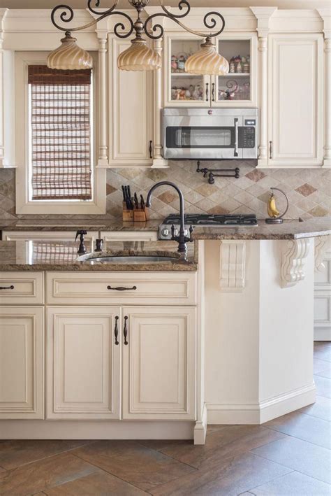 This is my favorite benjamin moore white paint color. Farmhouse style antique kitchen. | Antique white kitchen, Antique white kitchen cabinets ...