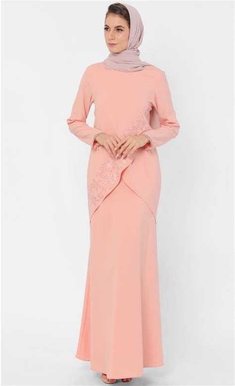 Model baju kurung modern memiliki kelebihan dalam hal corak dan warna yang sangat banyak variasinya. 20+ Inspirasi Baju Warna Peach Pink - Jalen Blogs