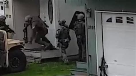 hilarious moment swat team fail to open door