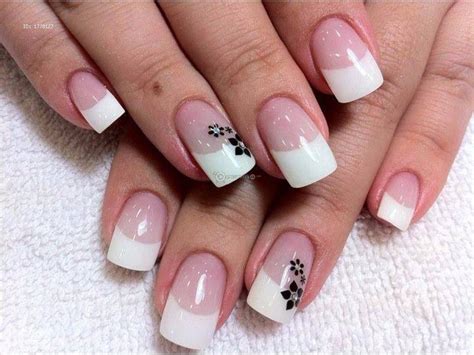 Un cuerno esculpido en blanco decora una de las uñas. Uñas Esculpidas-acrílico-gel - $ 700 en Mercado Libre