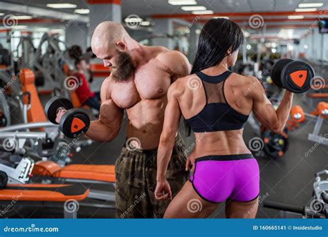 Poderoso Muscular Fuerte Hombre Y Mujer Levanta El Timbre Con Las Manos Bonita Bicep Se
