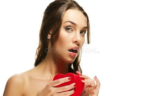 Beau Femme Environ Pour Ouvrir Un B En Forme De Coeur Rouge Image Stock