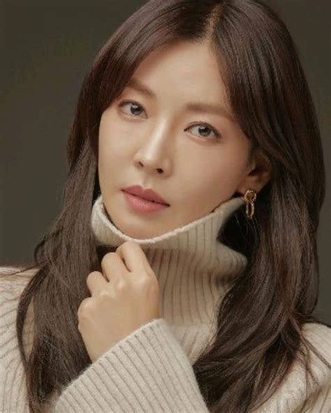 그녀의 남편 될 사람은 전처를 몇이나 죽였다는 잔악한 노인. 김소연 나이 결혼 배우 집안 남편 이상우 집 패션 인스타그램