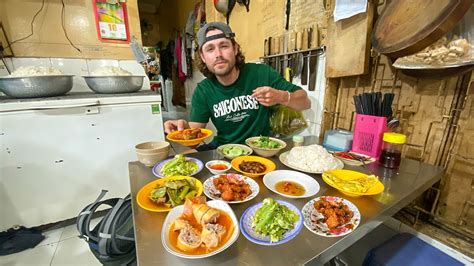 You can't miss this Saigon rice meal in Vietnam!!! - YouTube