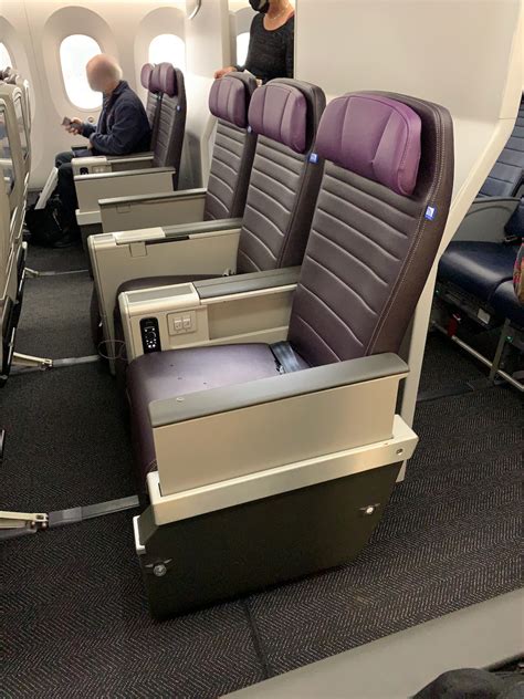 What Are Premium Economy Seats On United Airlines
