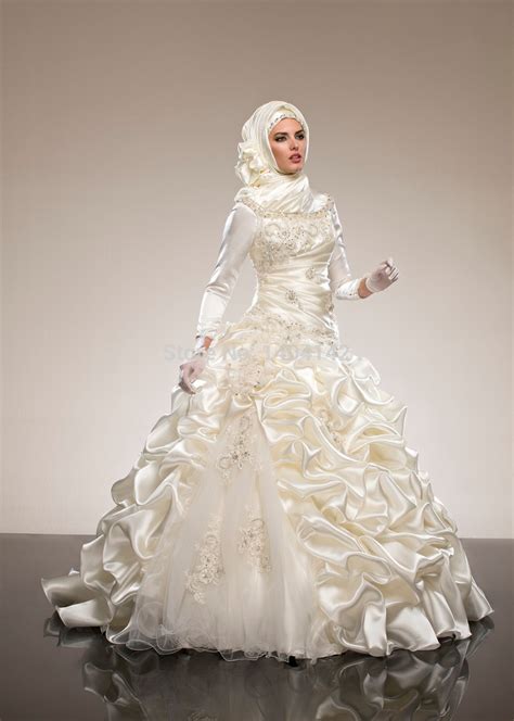 Their wedding hijab dress brings some challenges, as they want to wear gowns which is islamic and accompanied by hijab. Muslim Wedding Dress: Simple Yet Elegant - HijabiWorld