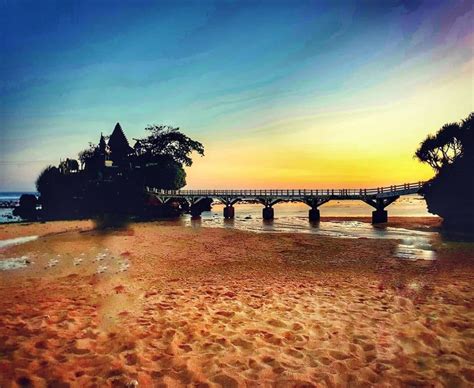 Spot foto yang disediakan di sana berupa jembatan yang menghubungkan pulau ismoyo dan wisanggeni. Spot Foto Keren Saat Wisata di Pantai Balekambang Malang ⋆ 24 Travel