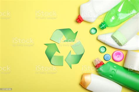 컬러 배경 상단 보기에 다양한 유형의 쓰레기 및 재활용 표지판 자연 보존 분리 및 쓰레기 분류의 개념 명에 대한 스톡 사진 및 기타 이미지 iStock