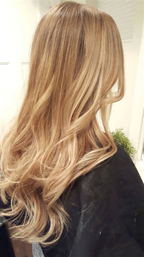 Nothing screams 'sweetheart' more than honey blonde hair does! 25 Honey Blonde Haircolor Ideas that are Simply Gorgeous
