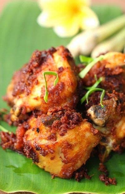 Infused with a mix of herbs and spices, this fried chicken dish is incredibly crunchy, juicy and accompanied with heaps of crispy addictive crumbs. Resipi Ayam Goreng Berempah Mamak - Resepi Bergambar