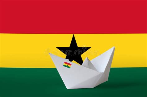 Bandeira Do Gana Representada Na Asa Do Guindaste De Origami De Papel