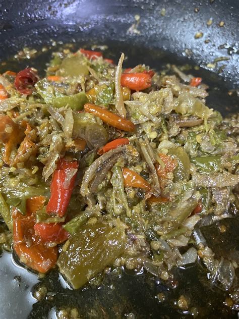 Panaskan minyak, tumis bawang merah dan bawang. Resepi Sambal Ikan Bilis Belimbing Buluh Viral Sedap Menusuk Kalbu | Resepi.My