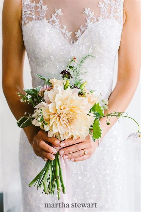 22 Petite Wedding Bouquets That Make A Big Statement Simple Wedding