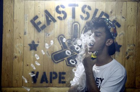 Paling Keren 28+ Gambar Orang Merokok Vape Keren - Gudang Gambar HD