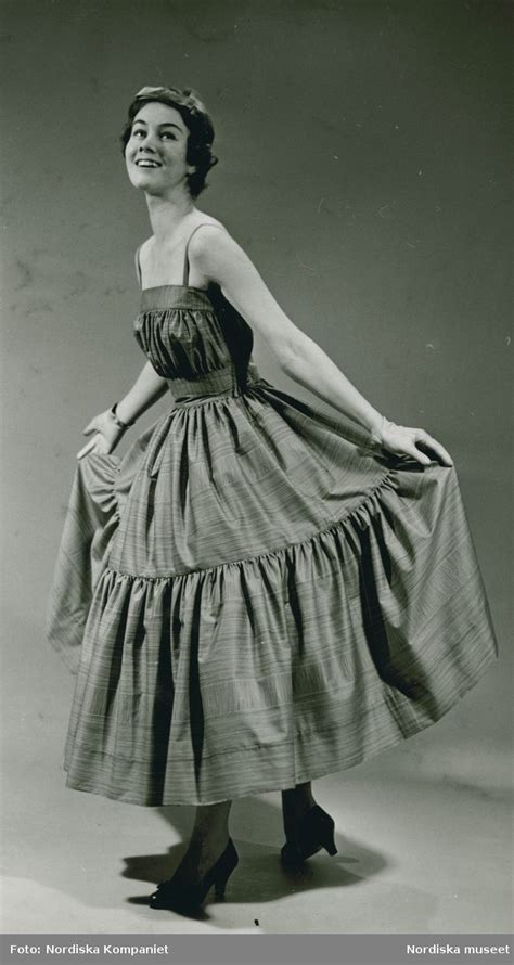 Brud och Hem 1957 Modell i klänning och klackskor Foto Erik Holmén