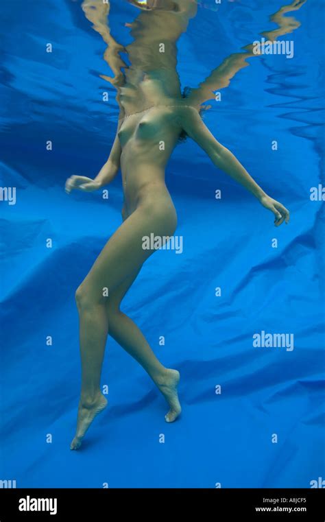 Mujer desnuda bajo el agua Fotografía de stock Alamy