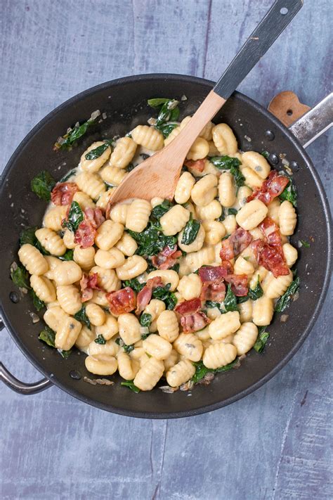 Gnocchi mit Gorgonzola mit Speck und Spinat