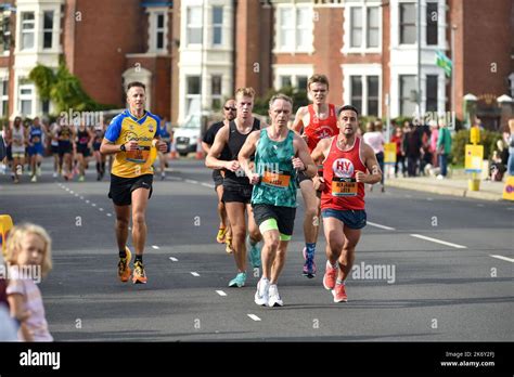 Corredores Que Participan En La Carrera Great South Run Que Se Celebra En Las Calles De