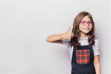 Facundo sava, dt del cervecero, sigue apostando por las inferiores: Niña haciendo gesto de pulgar arriba | Foto Gratis