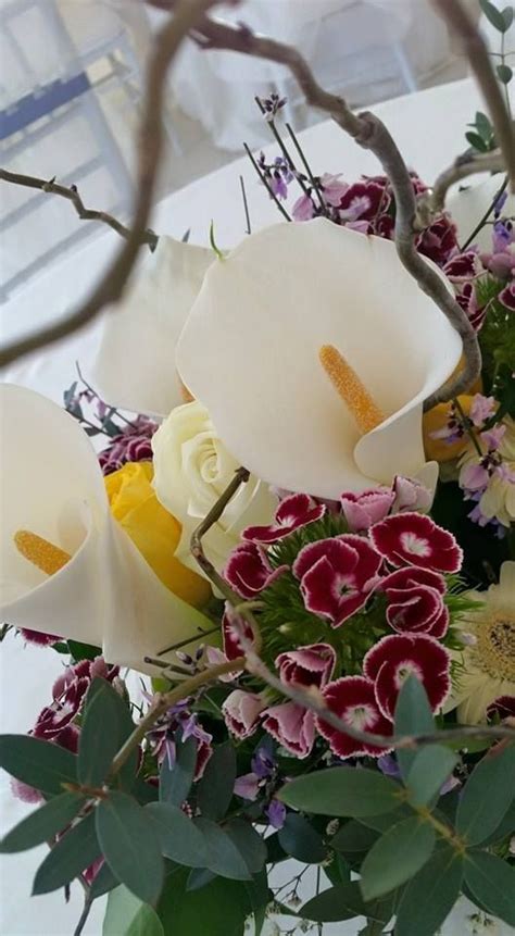 Cestino di fiori bianchi misti eleganti di stagione il cestino potrebbe subire alcune variazioni in quanto i fiori sono stagionali. Nozze Meravigliose | Composizioni floreali matrimonio ...