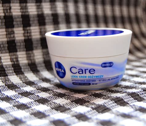 The creme feels light on the skin while providing more than 24 hrs intensive nourishment. How does Nivea Care Nourishing Cream work for me?