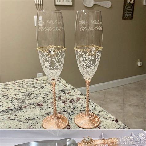 Personalized Glasses Gold Wedding Glasses With Crystals Bride Etsy Flautas De Boda Pasteles