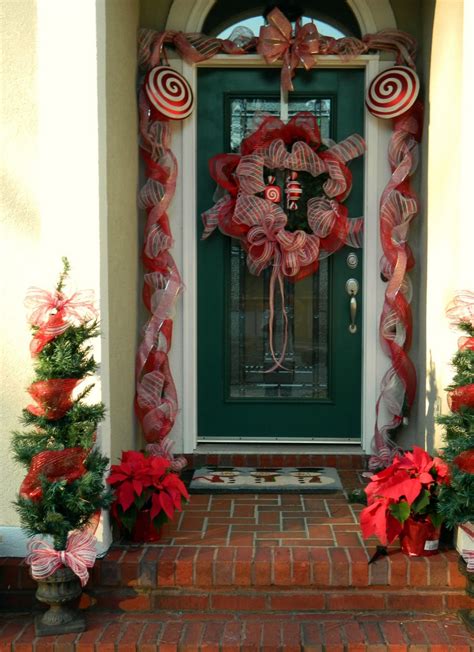 10 Unique Christmas Front Door Decorations Ideas