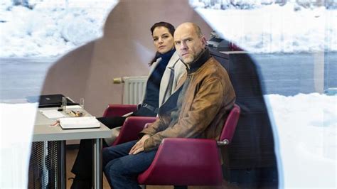 En efterladt bil ved en gammel fabrik, en forsvundet kvinde og en meget ubekymret ægtemand er starten på efterforskerne burkhard butsch schulz' og viola. Wolfsland - Heimsuchung - Wolfsland - ARD | Das Erste