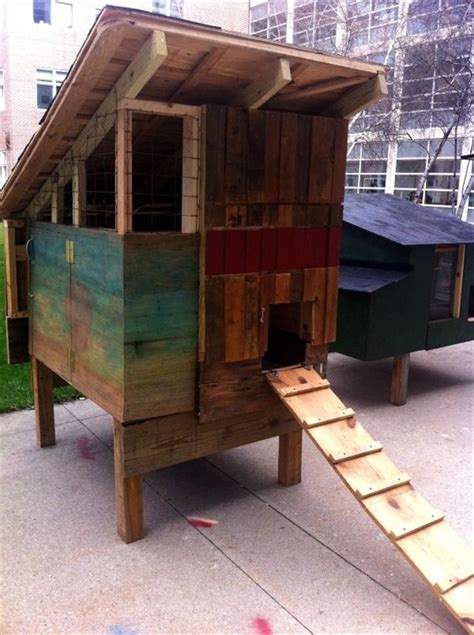 Inside the coop, nesting box takes an important place. How to build chicken coop pallets | Venpa