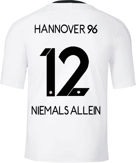 Das team von trainer kenan kocak kam zum auftakt des 13. Hannover 96 Release 2016/17 Kits
