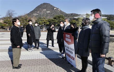 뽕숭아학당동영상 동원이를 위한 뽕든벨 홍일점(?) 국민의힘 초선의원 청와대 1인시위 격려하는 안철수-국민일보