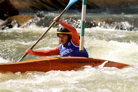 A prova, considerada a mais radical da modalidade, onde dois a quatro atletas largam de uma rampa suspensa, não faz parte do programa da olimpíada de … Início do Campeonato Brasileiro de Slalom em Foz do Iguaçu