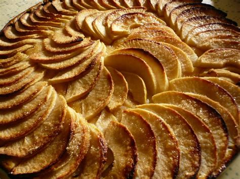 Beurrez généreusement un moule à tarte. Recette de Tarte aux pommes caramélisées : la recette facile