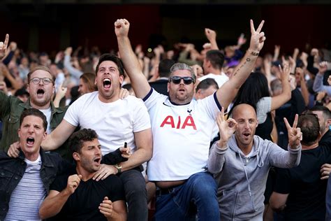 Arsenal Vs Tottenham Fans A Juventus Fan Spotted Trolling 80 000