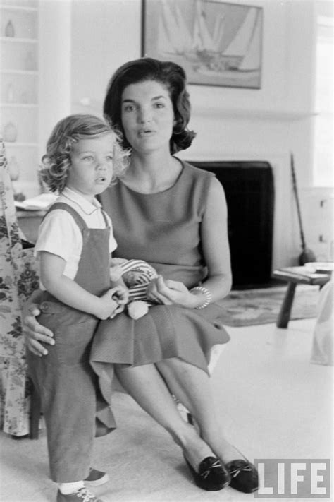The everything jacqueline kennedy onassis book: At home with Jackie and Caroline Kennedy, 1960 | Promis