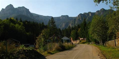 Cascada duruitoarea se află în masivul ceahlau, judetul neamt, la o altitudine de 1.021 m. Traseu in Parcul National Ceahlau - Cascada Duruitoarea