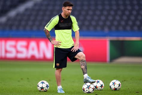 Lionel Messi back to training field, on track for El Clásico return ...