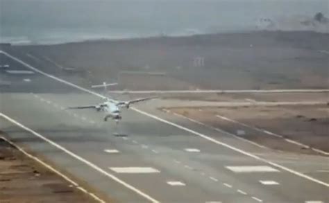 The Terrifying Moment A Plane Bounces Uncontrollably On The Runway World Stock Market