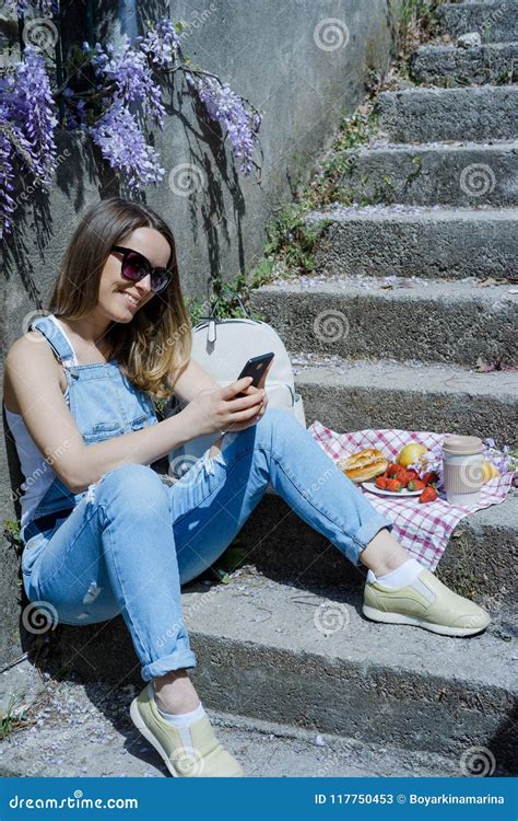 Young Blonde Hipster Woman In Sunglasses Using Smartphone In Sum Stock