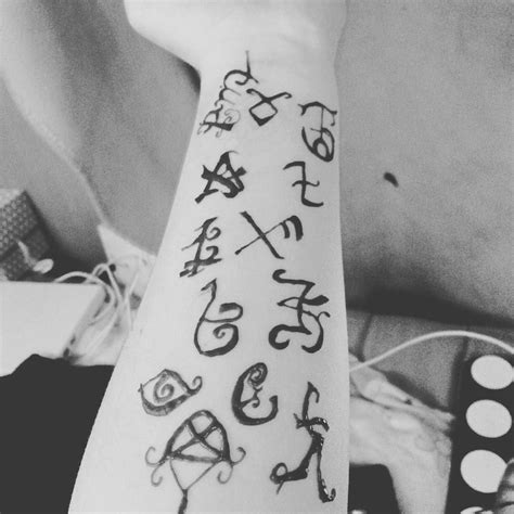 Raven rune tattoo by thedeathspell on deviantart. Henna runes #henna #tattoo #runes #shadowhunters | Rune ...