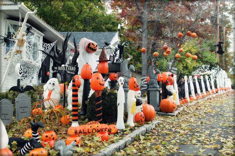 Yard Haunt Entrance Lighthearted Halloween 2016 Halloween Displays