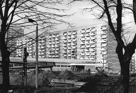 Bis auf wenige ausnahmen sind unsere wohnhäuser alle mit einem aufzug sowie balkonen ausgestattet. File:Bundesarchiv Bild 183-1982-0202-003, Leipzig, Grünau ...